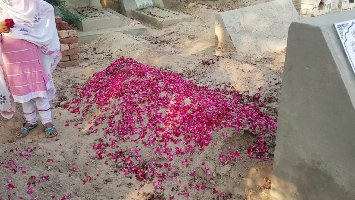 فيصل آباد ۾ دفن